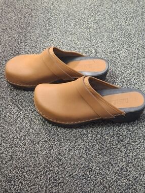 Bjork Swedish Maja Wood Leather Clogs Tan Size 39 8.5